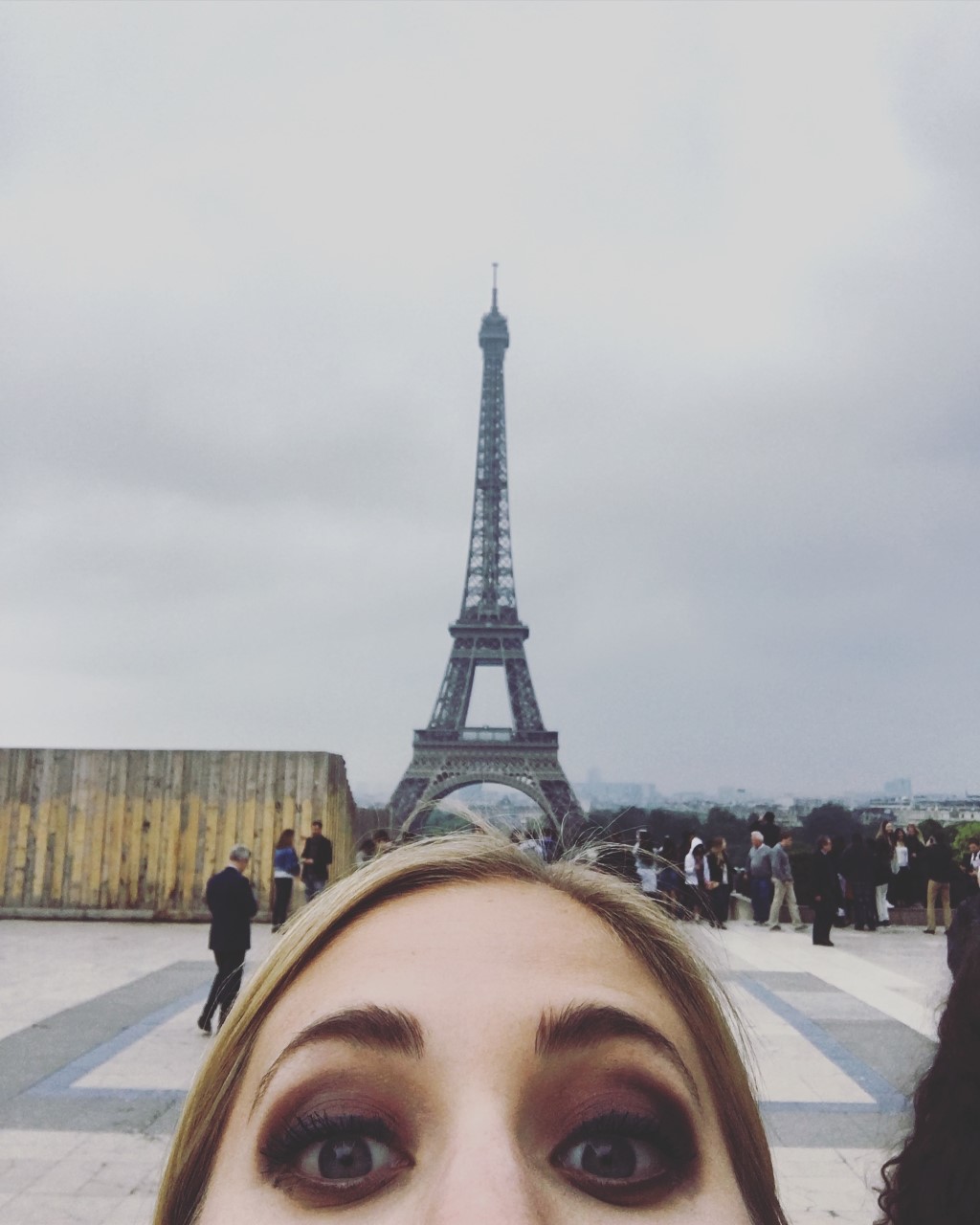 selfie in front of eiffel tower