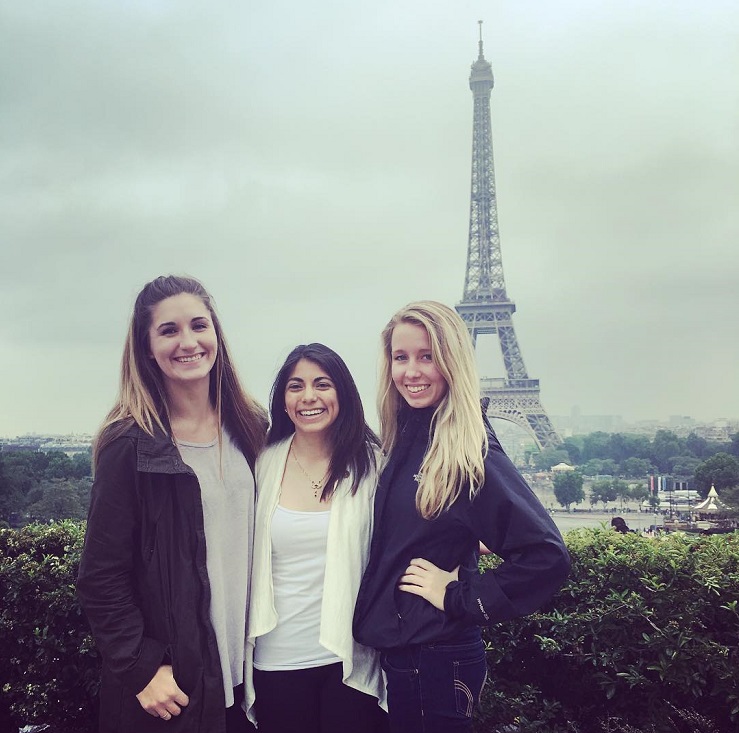 american students in front of eiffel tower