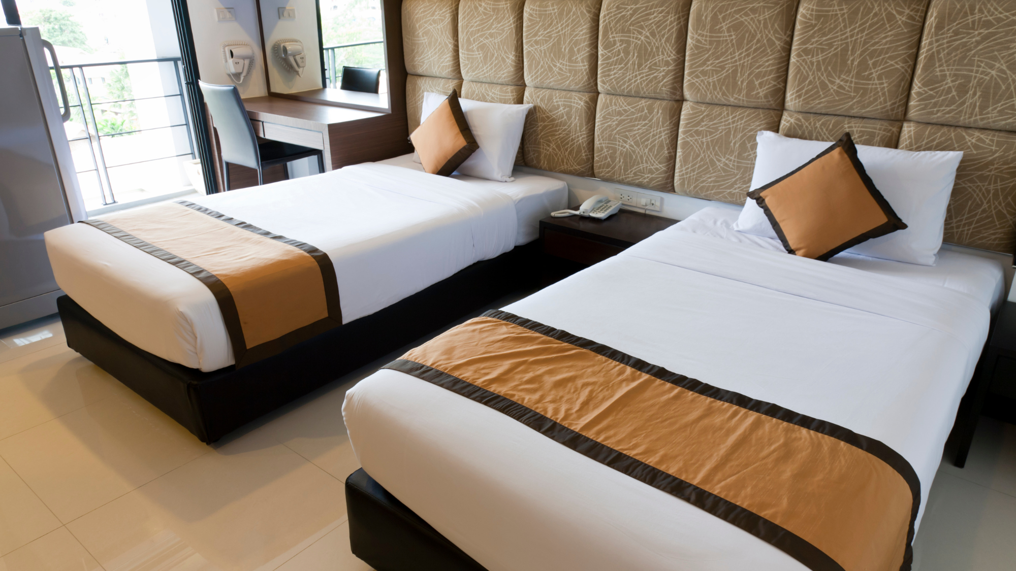 Two twin-size beds in a hotel room.